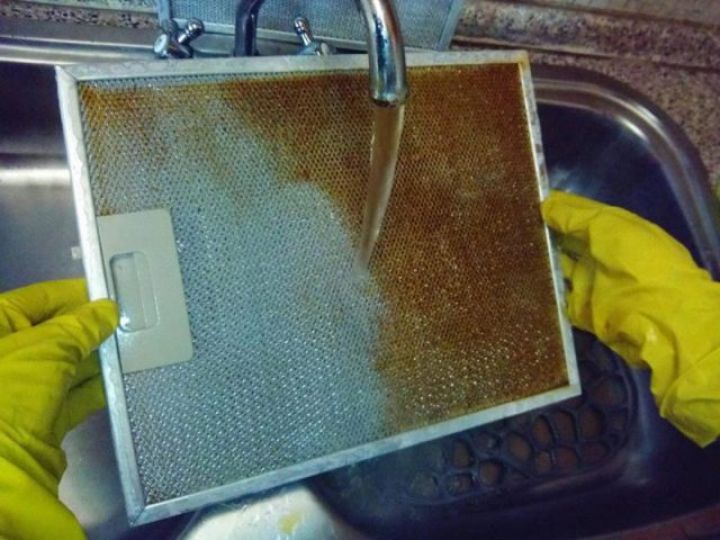 Применение специальных средств для устранения загрязнений на поверхности вытяжки