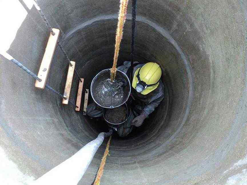 Почему минеральная корка является проблемой для работы колодца